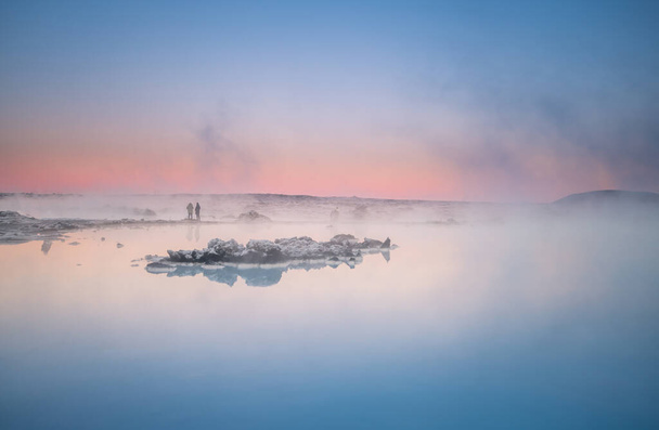 Krásná krajina a západ slunce v blízkosti Blue Lagoon Hot Spring Spa na Islandu - Fotografie, Obrázek