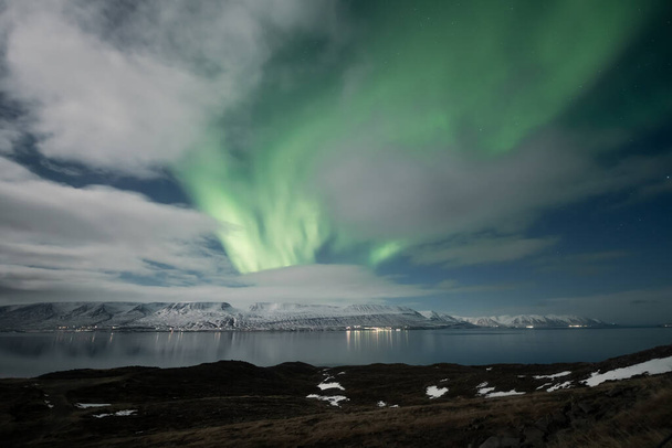 Northern lights aurora borealis sobre Akureyri cidade na Islândia
 - Foto, Imagem