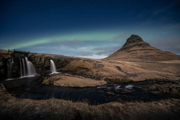 Northern lights aurora borealis sobre cachoeira kirkjufell na Islândia
 - Foto, Imagem