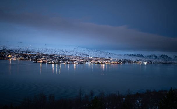 Miasto Akureyri zimą, Islandia - Zdjęcie, obraz