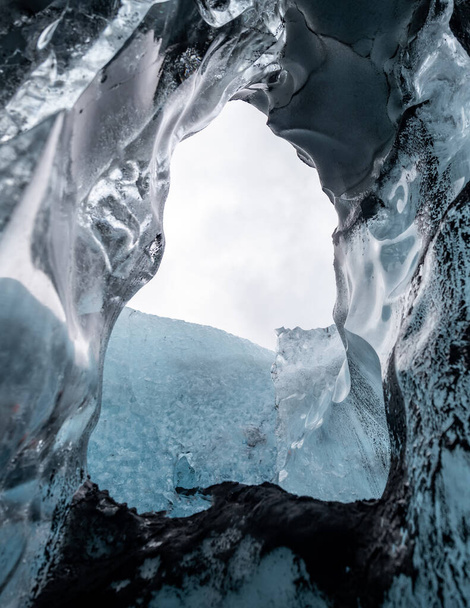 Egy izlandi gleccser jégbarlangban. - Fotó, kép