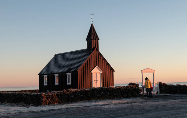 Чорна церква Будіра в Ісландії - Фото, зображення