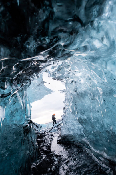 Egy izlandi gleccser jégbarlangban. - Fotó, kép