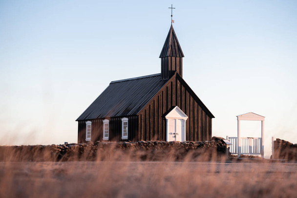 Die Schwarze Kirche von Budir in Island - Foto, Bild