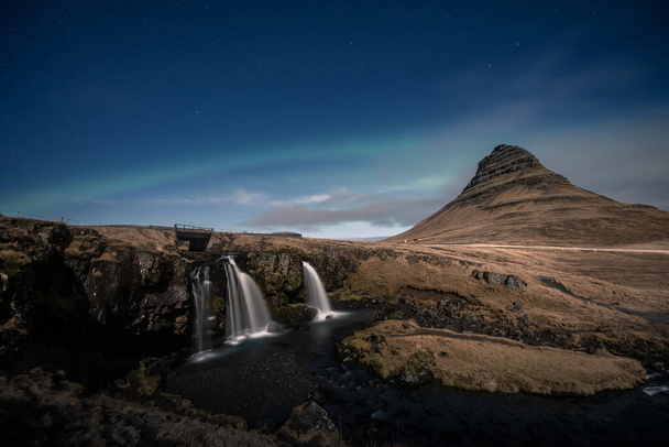 Revontulet aurora borealis yli kirkjufell vesiputous Islannissa
 - Valokuva, kuva