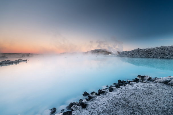 Bela paisagem e pôr do sol perto de Blue lagoa termal na Islândia
 - Foto, Imagem