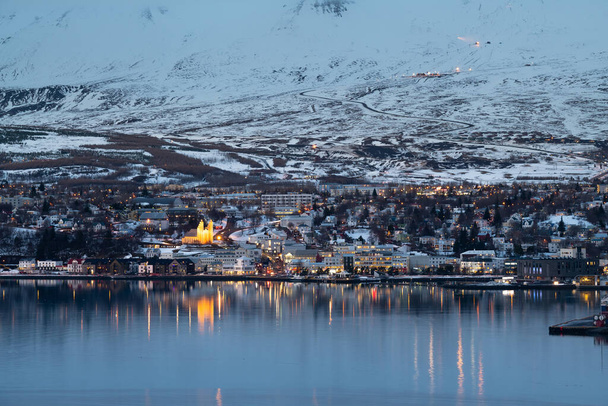 Akureyri ciudad en el invierno, Islandia
 - Foto, imagen