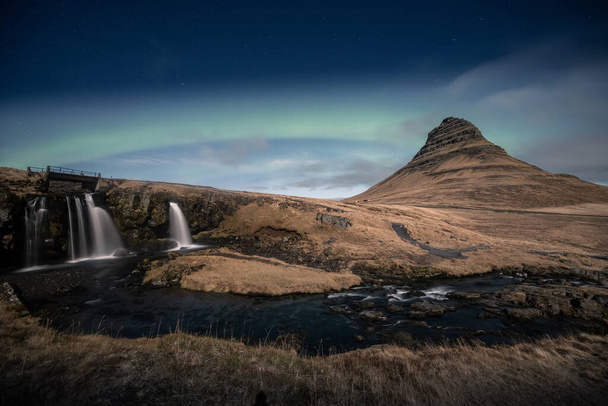 Auroras boreales aurora boreal sobre la cascada de Kirkjufell en Islandia
 - Foto, imagen