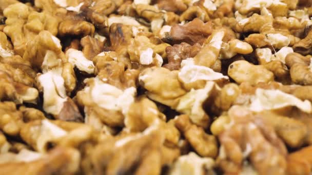 Shora posuvník záběr syrových ořechových kusů - Záběry, video