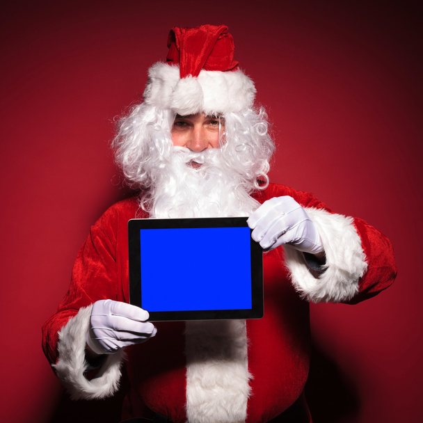 santa claus is showing a blank screen of his tablet pad - Fotoğraf, Görsel