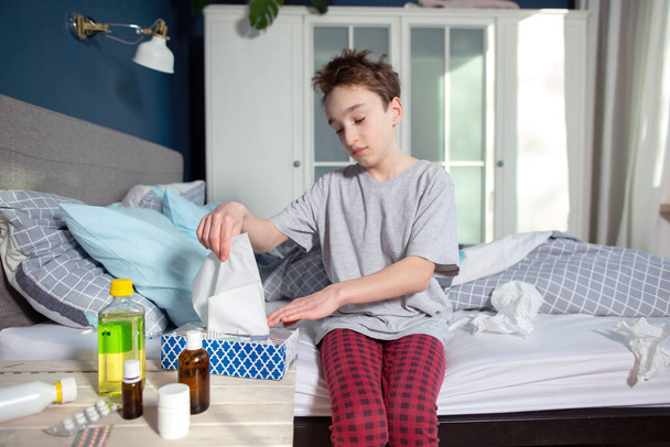Gyermek hideg influenza betegség szövet fúj orrfolyás - Fotó, kép