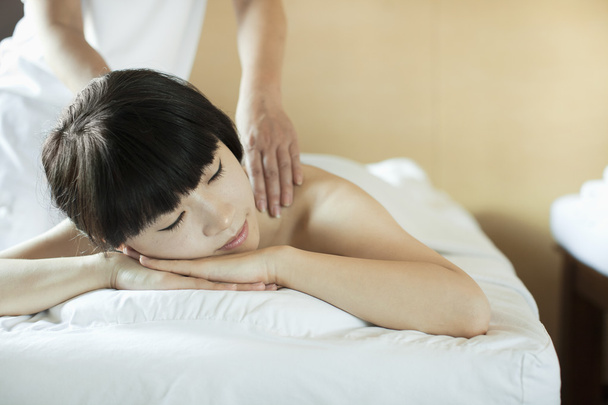 Młoda kobieta otrzymująca masaż - Zdjęcie, obraz