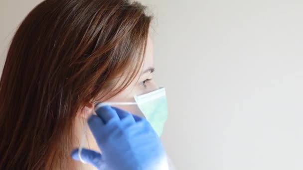 Frau schützt sich mit Maske vor Covid-19 Coronavirus-Infektion - Filmmaterial, Video