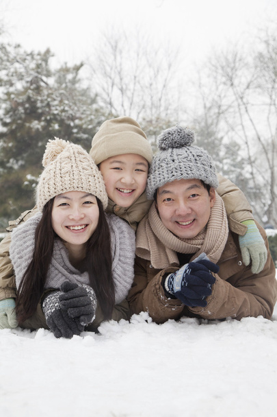 Famiglia che posa nella neve
 - Foto, immagini