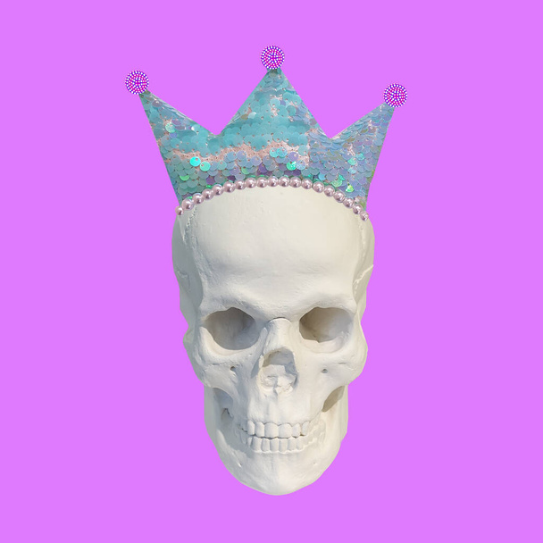 Kolaż sztuki nowoczesnej. Rzeźba czaszki z koroną na różowym tle. Koncepcja wirusa korony. Epidemia koronawirusa. Pandemia światowa - Zdjęcie, obraz