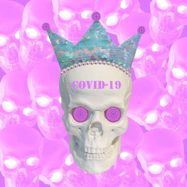 Collage de arte moderno. Escultura de un cráneo con una corona con el texto covid-19 en el fondo de un gran número de cráneos. Concepto de virus Corona. Brote de Coronavirus. pandemia mundial
 - Foto, Imagen