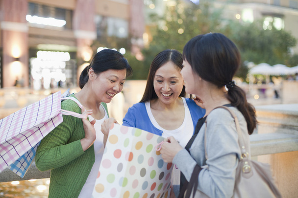 Mujeres mirando en la bolsa de compras
 - Foto, Imagen