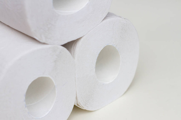 Пачка рулонов туалетной бумаги на белом фоне. Селективный фокус
, - Фото, изображение