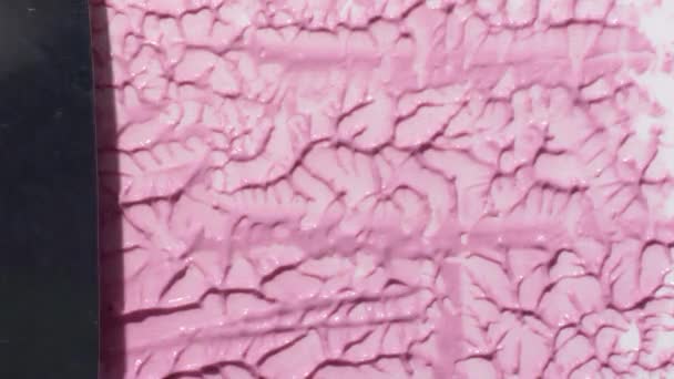υγρό ρουζ κρεμώδη υφή ρουζ εξομαλύνεται από σπάτουλα χάλυβα - Πλάνα, βίντεο
