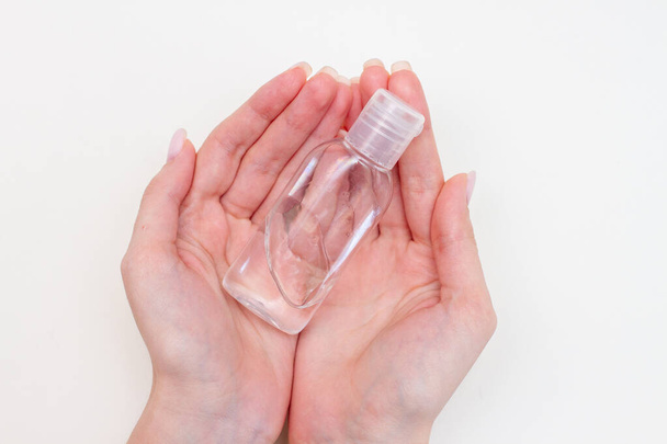 флакон с антибактериальным антисептическим гелем в руке, изолированный на белом
. - Фото, изображение