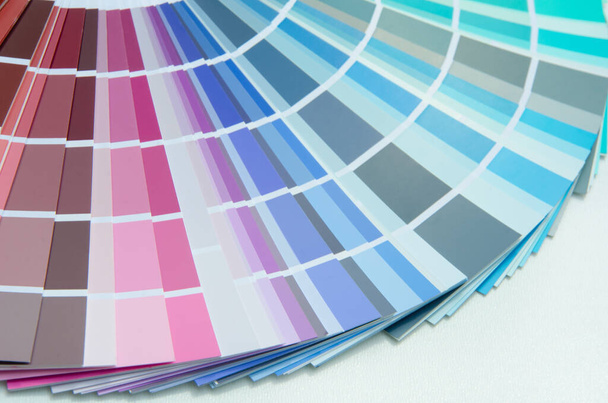 カラーパレット、塗料サンプルカタログのガイド。グラフィックデザイナーは、デザインのためのカラーレンジスウォッチから色を選択します。デザイナー｜グラフィッククリエイティブワーキングコンセプト. - 写真・画像