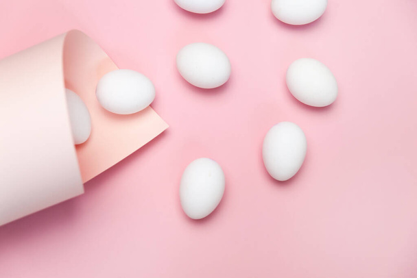Fond créatif de Pâques beige et rose avec des œufs blancs. Vacances de Pâques concept minimal
. - Photo, image