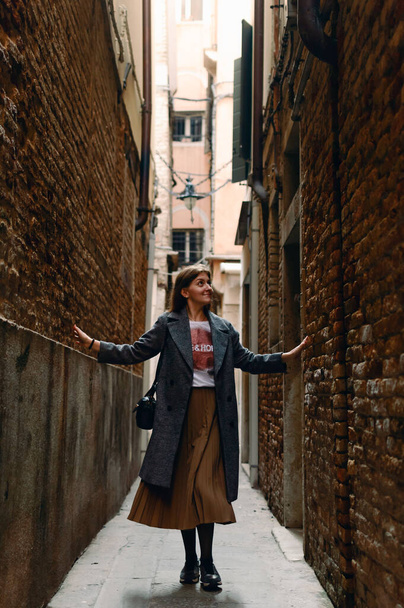Κομψό κορίτσι στους δρόμους της Βενετίας - Φωτογραφία, εικόνα