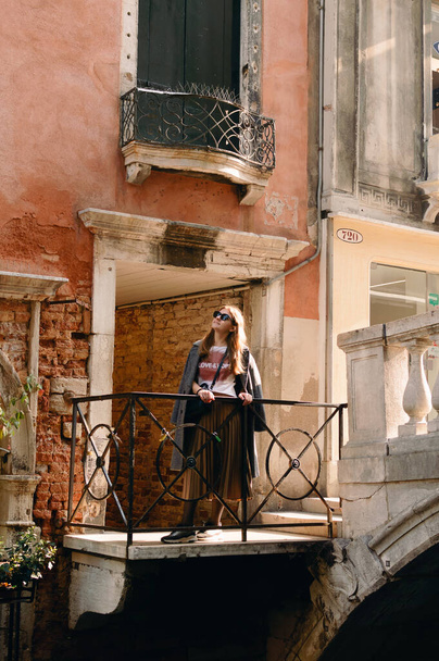 Stylish girl on the streets of Venice - Foto, afbeelding