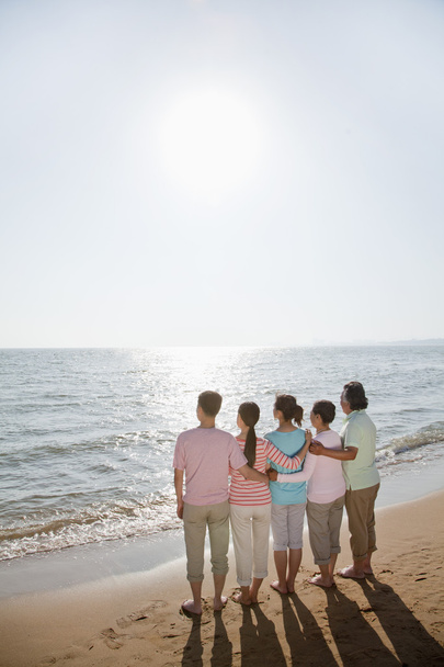 Família junto à praia
 - Foto, Imagem