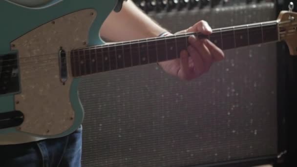 musicista suona la chitarra elettrica
 - Filmati, video