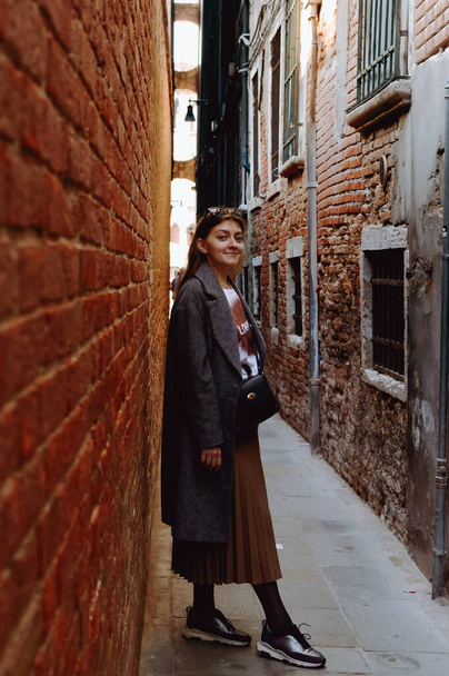 Κομψό κορίτσι στους δρόμους της Βενετίας - Φωτογραφία, εικόνα