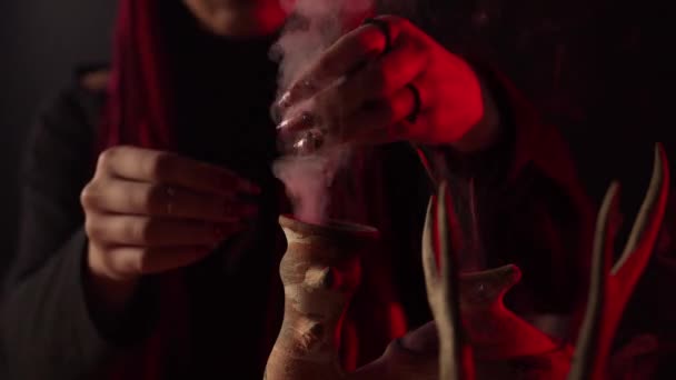 Ausgeschnittene Ansicht der Hexe, die Zutaten in dampfenden Gefäßen hinzufügt - Filmmaterial, Video