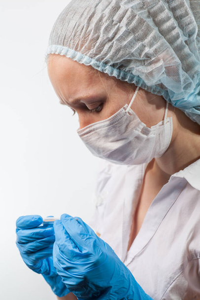 I guanti medici indossano una maschera respiratoria con un esame del sangue positivo per un nuovo coronavirus in rapida diffusione.
 - Foto, immagini