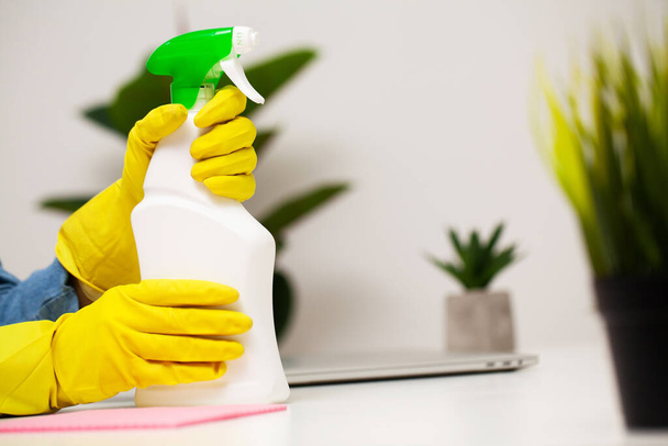 Temizlik şirketi çalışanının yakın çekimi ofisi temizler. - Fotoğraf, Görsel