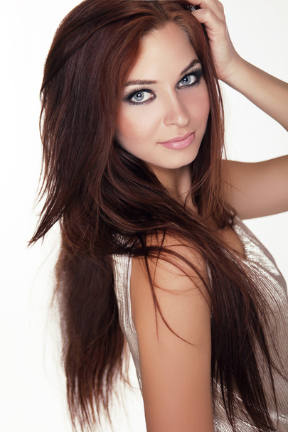 junges Mädchen mit blauen Augen und langen Haaren auf weißem Backgr - Foto, Bild