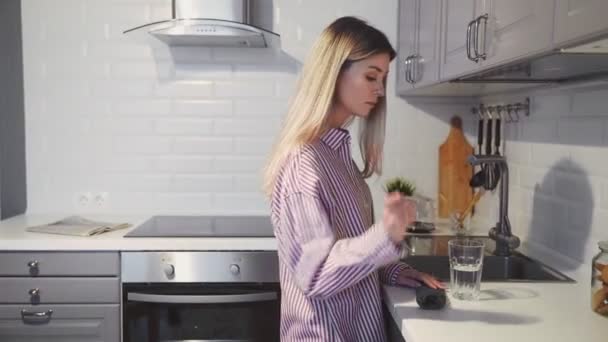 Attractive woman using a metal straw instead of plastic straw - Imágenes, Vídeo