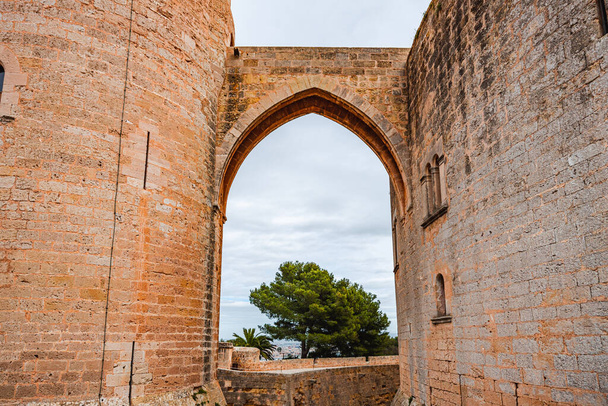 Palma de Mallorca, İspanya - 03 / 03 / 2020: 'Castell de Bellver' adlı dairesel gotik kalenin girişi. - Fotoğraf, Görsel