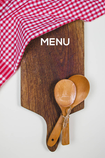 Tagliere in legno con spezie alimentari, cucchiaio, uova e aglio
 - Foto, immagini