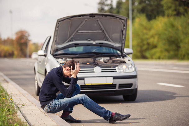 Man in despair because of the failure of his car - Фото, изображение