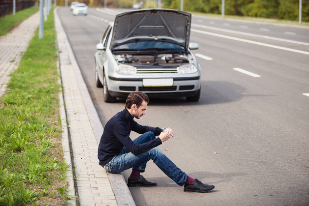 Man in despair because of the failure of his car - 写真・画像