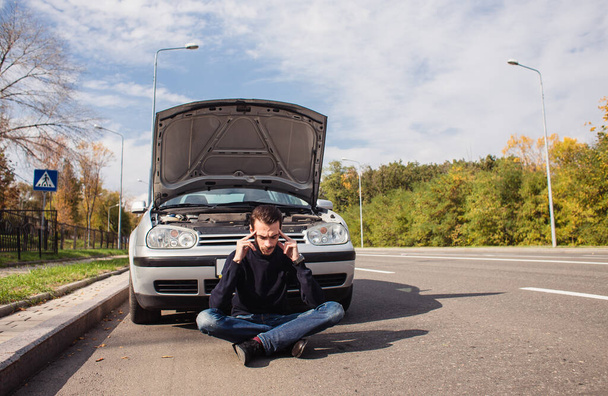 Man in despair because of the failure of his car  - Foto, Imagen