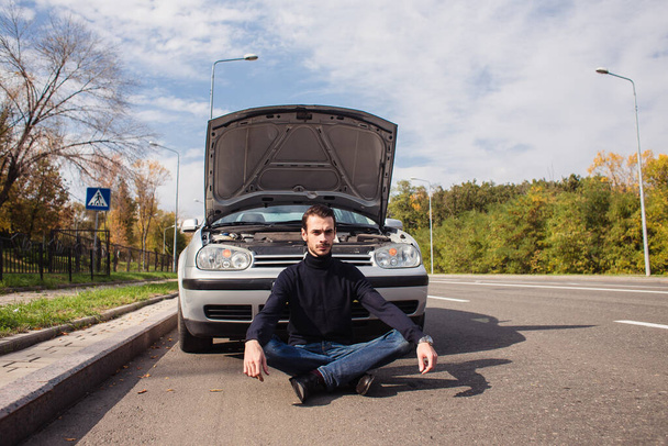 Man in despair because of the failure of his car  - Photo, Image