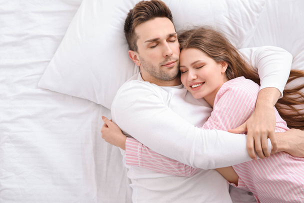 молода пара спить у ліжку
 - Фото, зображення