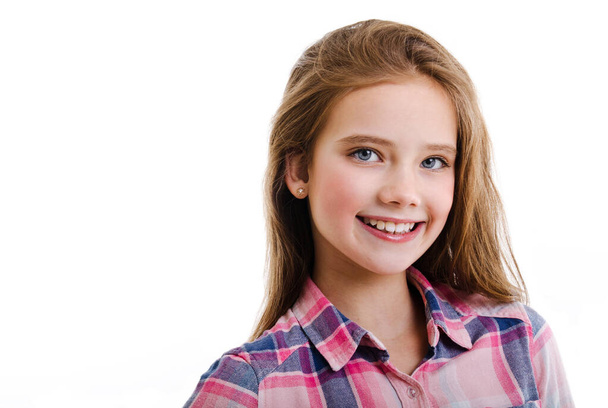 Porträt des entzückenden lächelnden kleinen Mädchens Kind preteen isoliert auf weißem Hintergrund - Foto, Bild
