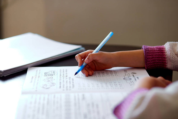 Nerozpoznatelná dívka dělá domácí úkoly, píše vzdělávací koncept, koronavirus domácí školy karantény. Domácí školačka.. - Fotografie, Obrázek