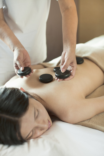 Giovane donna ricevendo caldo pietra massaggio
 - Foto, immagini