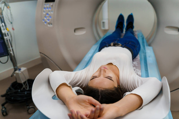 CT sken temporomandibulárního kloubu pro krásnou dívku. Počítačová tomografie pro značení a plánování zubních implantátů. nutnost identifikovat a vyjasnit povahu onkologické patologie - Fotografie, Obrázek