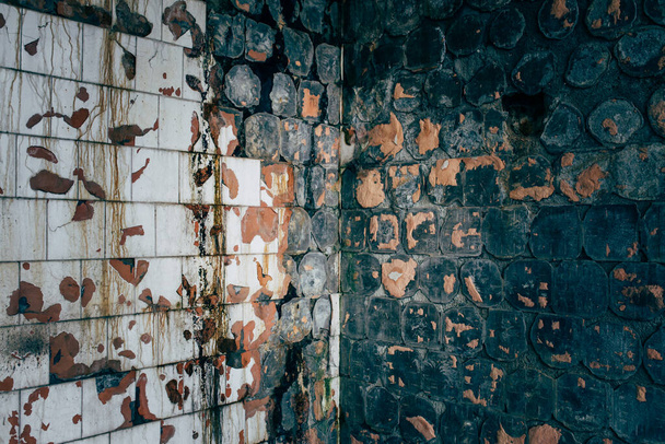old stone wall with broken tiles. - Foto, Bild