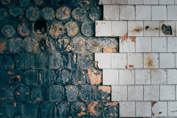 old stone wall with broken tiles. - Foto, Imagem