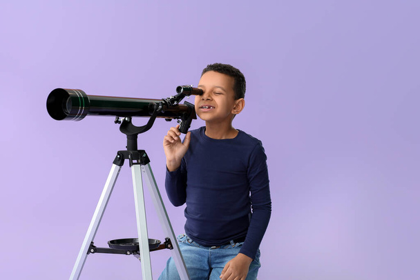Kis afro-amerikai fiú teleszkóppal színes háttér - Fotó, kép